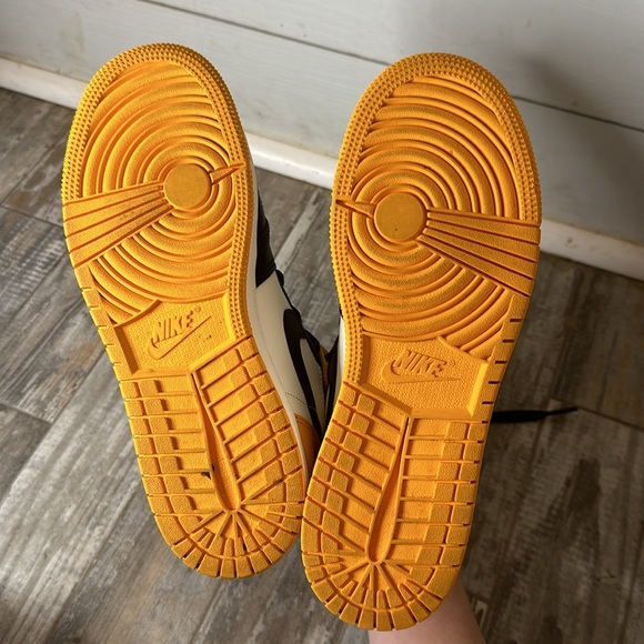 Nike Youth Air Jordan Retro 1 High OG GS Taxi Yellow Size 5.5 Y - Picture 4 of 4